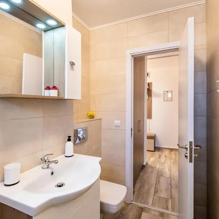 Springhome - Cozy With Balcony & Parking Apartment Brasov