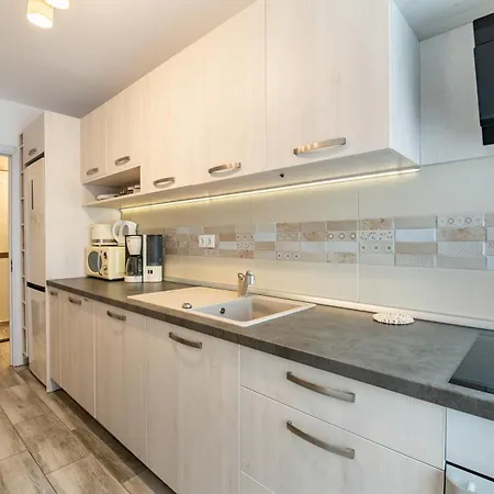 Springhome - Cozy With Balcony & Parking Apartment